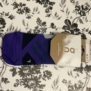 SOLD RUN ON CLOUD SOCKS,NEW.